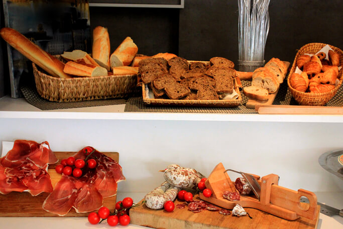 Zoom sur le buffet des petits-déjeuner à l'Annexe de l'Hôtel de la Poste à Brioude