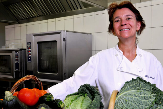 La Chef Hélène Chazal dans sa cuisine au restaurant de l'Hôtel de la Posteau 